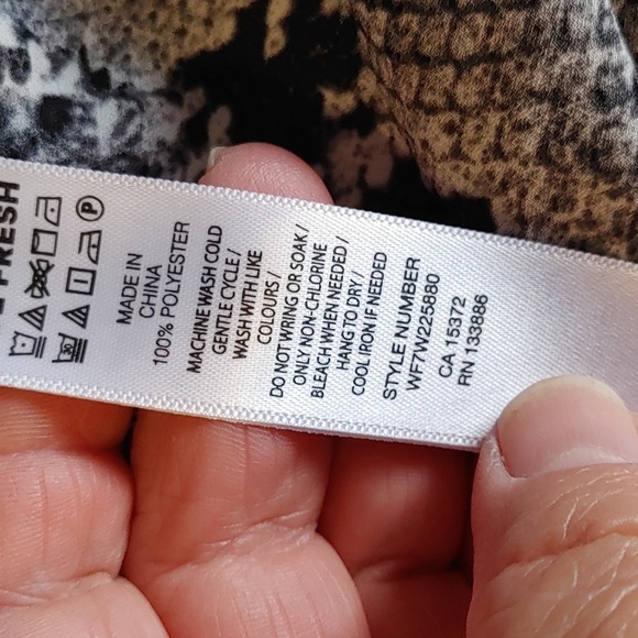 🌻Women's Joe Fresh Snakeskin Print Blouse - Picture 7 of 8